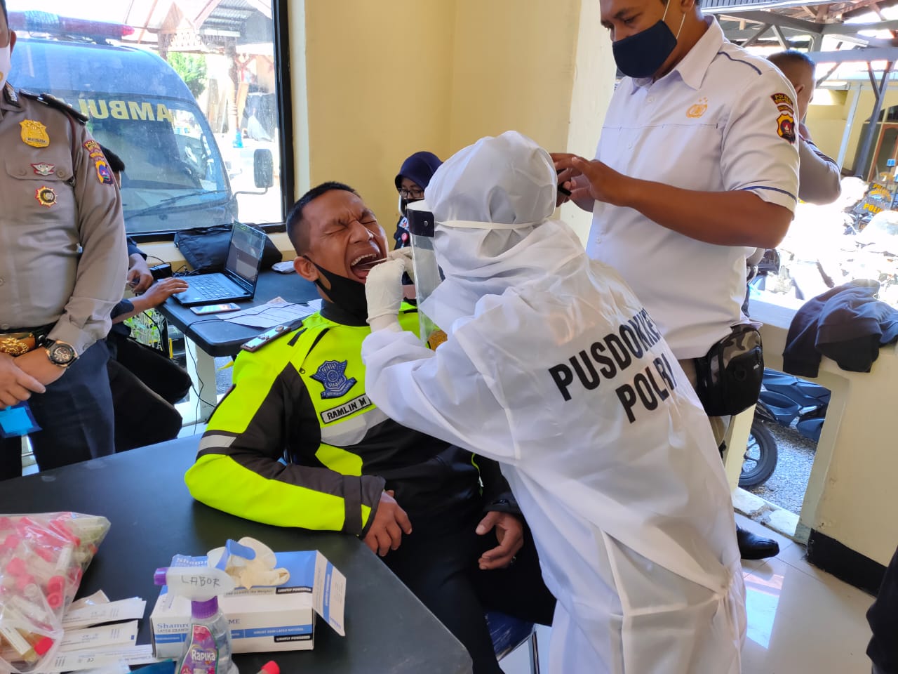 Pelaksanaan tes swab terhadap personil Polres Bukittinggi yang akan melaksanakan pengamanan di TPS